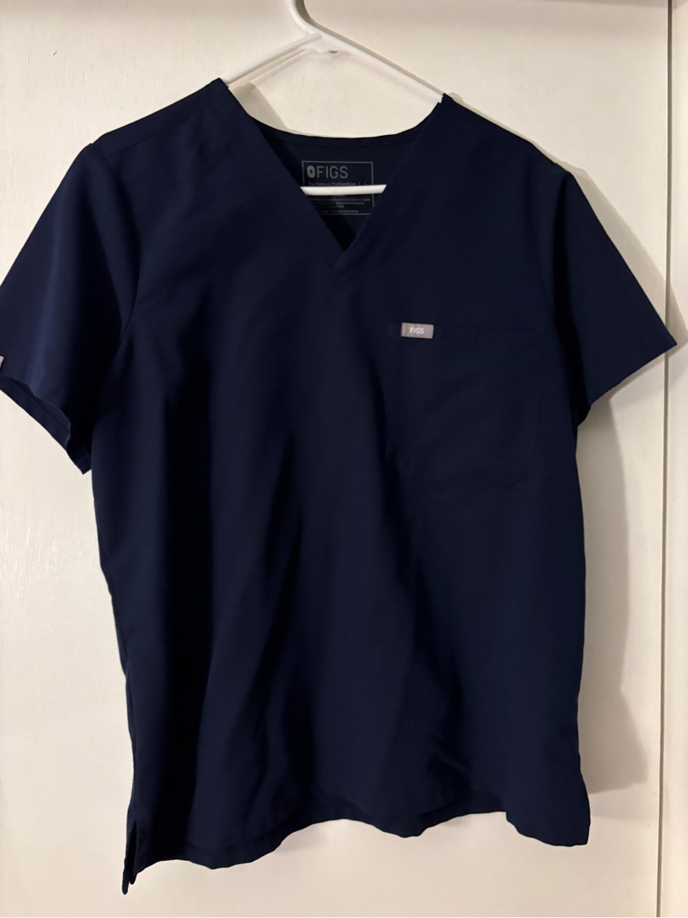 FIGS Navy Women’s scrub set- Catarina top with Yola pants
